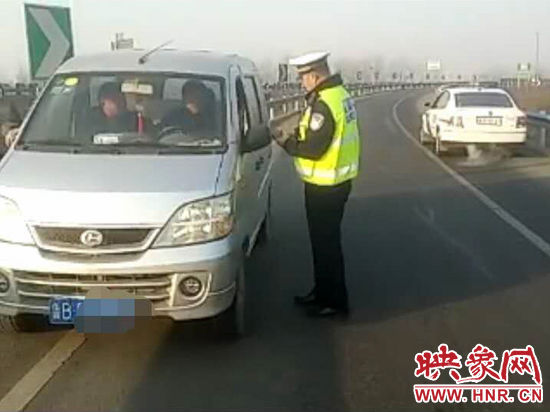 2月3日，一名男子因錯過了路口不顧自身安全竟然在高速上逆行，被焦作高速交警逮個正著。
