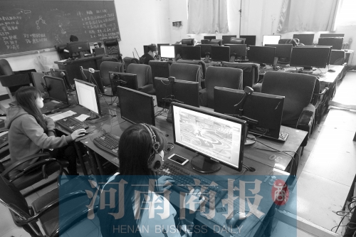 鄭州黃河護(hù)理職業(yè)學(xué)院的微機(jī)室內(nèi)，一女學(xué)生正在打游戲