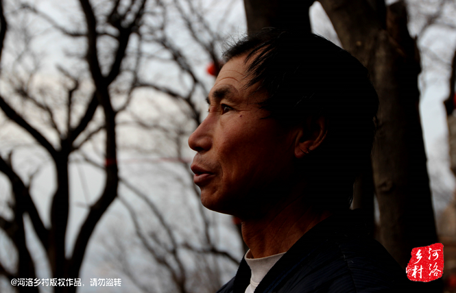 不過老崔對鄰居卻有著十分的不屑，平日里他們的生活，主要是自己種植的蔬菜和野菜，偶爾有山下香客的供奉。而鄰居卻經(jīng)常揀一些驢友丟棄的物品，飲料瓶，塑料紙，或者其它的物品。