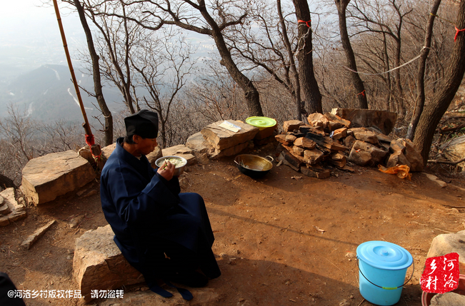鄰居有時候會拿這些廢品下山，換取一些食物，對于老崔來說，既然出家就該安守清貧，撿破爛換好吃的，不是出家人該做的。他偷偷把鄰居的一大包廢品踢下了山，于是爭吵并且打起了架。