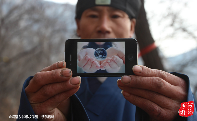 老崔雖然在山上修行，可是家里還有六個兄弟姐妹，家里人來找過他，他認(rèn)為打工太累了，還需要受氣，不如山中修行自在。通過山下的香客，他花了800塊錢買了一個蘋果手機(jī)，這是他在山上最奢侈的一次購物。老崔有些心疼，他說那個香客不應(yīng)該收他錢才對。