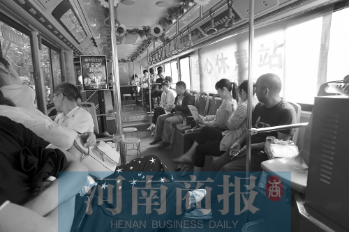 高考家長(zhǎng)坐公交“討彩頭” 網(wǎng)友提醒：“別坐985路” 為啥？