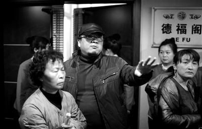 昨日，在河北香河天下第一城，相關(guān)負(fù)責(zé)人（左二）走出會(huì)議室與參加演出的老人們溝通。