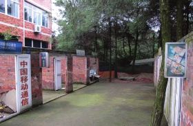 緊挨鐵山坪基地，有一條“迷你”街道，雖然簡陋，但尚未拆去的店鋪名稱顯出了曾經(jīng)的“繁華”。組圖/記者倪志剛