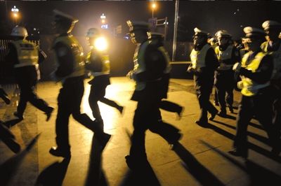 ▲涼山警方連夜出擊打拐。本報(bào)記者歐陽(yáng)曉菲攝