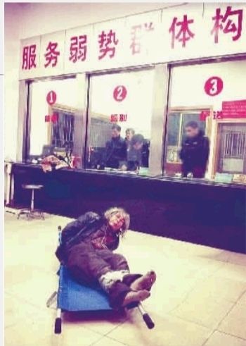 1月7日23點(diǎn)50分，長(zhǎng)沙市救助管理站大廳，一名老年流浪者躺在擔(dān)架上，無(wú)助地看著記者。