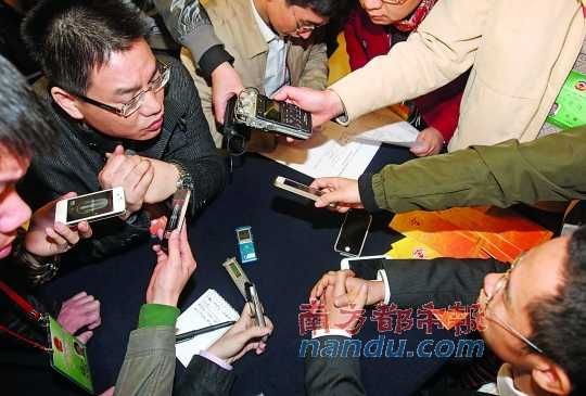 咨詢問政會上，記者的錄音設(shè)備遍布臺面。南都記者 馮宙鋒 攝