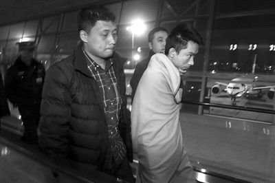 昨日，首都機場，跨國綁架勒索團伙首犯中國籍男子奚某被押解回國。新京報記者 尹亞飛 攝