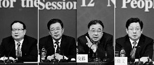 昨天，國務(wù)院深化醫(yī)藥衛(wèi)生體制改革領(lǐng)導(dǎo)小組辦公室負責(zé)人王保安、孫志剛、馬曉偉、胡曉義（從左至右）就“醫(yī)藥衛(wèi)生體制改革”有關(guān)問題回答記者提問。記者王鵬/攝
