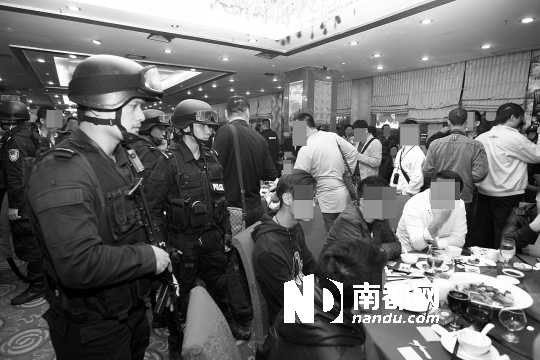 手持微沖、身穿防彈背心的警員進入酒樓進行調(diào)查。深圳警方供圖