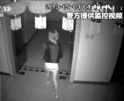 監(jiān)控視頻中，女子獨(dú)自走向墜樓處。 央視視頻截圖