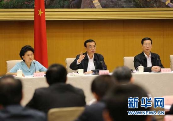 　5月13日，國(guó)務(wù)院召開全國(guó)電視電話會(huì)議，動(dòng)員部署國(guó)務(wù)院機(jī)構(gòu)職能轉(zhuǎn)變工作。中共中央政治局常委、國(guó)務(wù)院總理李克強(qiáng)發(fā)表講話。 新華社記者劉衛(wèi)兵 攝