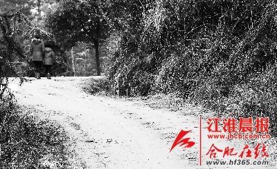 2月21日，媽媽帶著小雪離開(kāi)了村子。 晨報(bào)記者 高博 攝