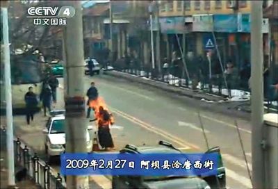 2009年2月27日，一名僧侶在阿壩縣洽唐西街自焚。本版圖片/央視截圖