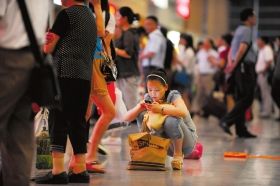 5月26日，武廣高鐵長沙南站，因為高鐵設(shè)備故障，滯留了大量旅客。圖/記者李坤