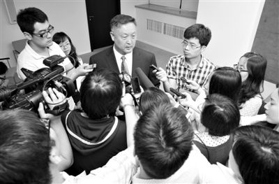 6月5日，商務(wù)部新聞辦公室召開“中歐光伏產(chǎn)品貿(mào)易摩擦”專題發(fā)布會(huì)。發(fā)布會(huì)結(jié)束后，中國機(jī)電產(chǎn)品進(jìn)出口商會(huì)會(huì)長張鈺晶接受記者采訪。新京報(bào)記者