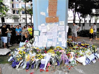 　昨日，廈門市民在BRT的橋墩下放上鮮花悼念逝者。新京報記者 郭鐵流 攝