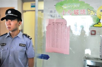 前日，廈門市解放軍174醫(yī)院重癥醫(yī)學(xué)科門口貼著在該醫(yī)院接受治療的受傷人員名單。 新華社記者 陳曄華