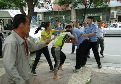　圖為5月31日，延安城管隊員暴力執(zhí)法場面。