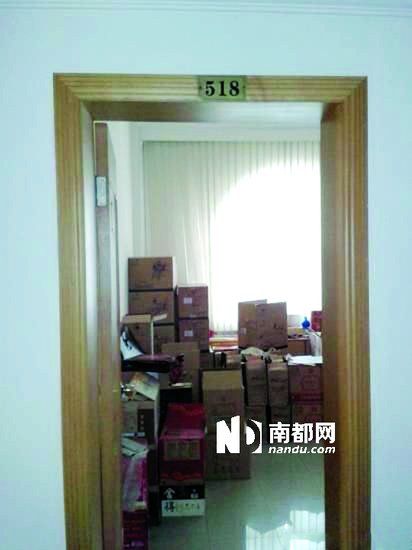 　江蘇靖江市工商局餐廳倉(cāng)庫(kù)里被爆堆滿了高檔酒。