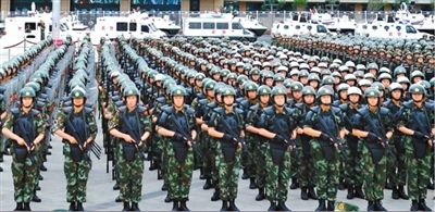 6月29日，新疆武警部隊(duì)反恐維穩(wěn)誓師大會(huì)在烏魯木齊市人民廣場(chǎng)舉行。據(jù)《新疆日?qǐng)?bào)》