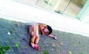 大熱天，小女孩赤身躺在馬路上