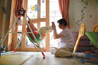 6月14日，未婚媽媽于軍的家里，她正在陪女兒悅悅玩耍。悅悅4歲了，因為沒有爸爸的信息而始終上不了戶口。