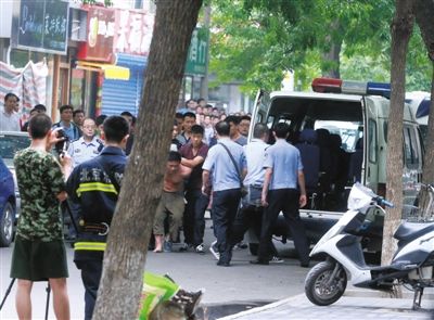 女童安全獲救后，嫌疑人被制服并由民警押出餐館。新華社發(fā)