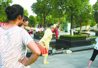 【漢網(wǎng)市民記者“關(guān)艾” 圖文報道】近日，我在漢陽一公園內(nèi)，看見幾個削發(fā)尼姑和群眾們在一起跳健身舞。