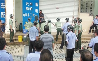 昨日，警方趕到現(xiàn)場制服嫌疑人何某。