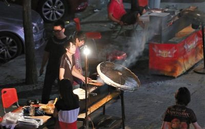 7月4日，青年路國美第一城小區(qū)附近的夜市臨街露天燒烤攤。