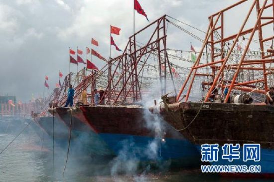 2013年8月1日 南海開(kāi)漁日 臨高迎新港 8月1日，海南省臨高縣漁民在船上鳴放鞭炮慶祝武蓮港開(kāi)港。