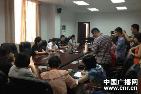 試卷原件展示前向媒體說明情況，并要求媒體不能拍照或攝像