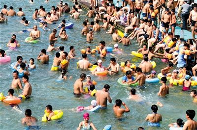 昨日，濟南市最高氣溫超過37℃，位于市區(qū)黑虎泉畔的泉水浴場免費開放。