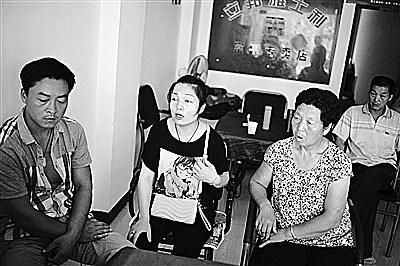 6日，祁某（左一）和家人在富平縣城的親戚家等兩個(gè)孩子的消息《新京報(bào)》供圖