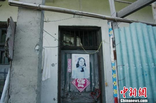 圖為嫌犯租住的民房，當天受害人即攀在門上的窗口對外呼救。 吳佳蔚 攝