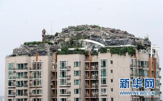 位于北京市海淀區(qū)白石橋路45號人濟(jì)山莊小區(qū)B棟樓頂?shù)募偕絼e墅（8月12日攝）。