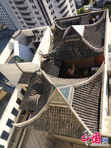 2013年8月14日，江蘇蘇州蘇州市三香大廈高樓18層樓頂東側(cè)陽(yáng)臺(tái)上的“蘇州園林”式別墅，兩座涼亭和兩道回廊，飛檐翹角，一派蘇州園林的氣勢(shì)。中國(guó)網(wǎng)圖片庫(kù)李俊鋒攝影