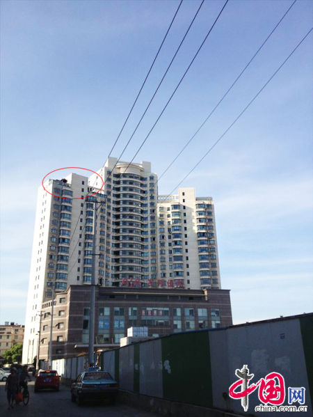 2013年8月14日，江蘇蘇州蘇州市三香大廈高樓18層樓頂東側(cè)陽(yáng)臺(tái)上的“蘇州園林”式別墅，兩座涼亭和兩道回廊，飛檐翹角，一派蘇州園林的氣勢(shì)。中國(guó)網(wǎng)圖片庫(kù)李俊鋒攝影