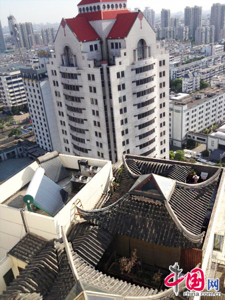 2013年8月14日，江蘇蘇州蘇州市三香大廈高樓18層樓頂東側(cè)陽(yáng)臺(tái)上的“蘇州園林”式別墅，兩座涼亭和兩道回廊，飛檐翹角，一派蘇州園林的氣勢(shì)。中國(guó)網(wǎng)圖片庫(kù)李俊鋒攝影