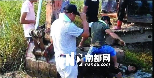 另一名男子被推入水塘。