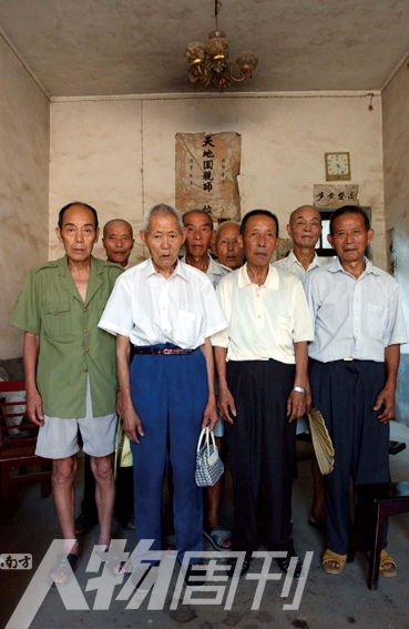2003年5月，湖南攸縣農(nóng)村的8位志愿軍老兵。10年后回訪時，其中6人已悄然逝去