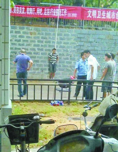 小偷被五花大綁捆在小區(qū)門前的墻壁上示眾。 網(wǎng)友羅先生 攝
