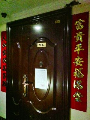 拆除公告昨天仍貼在2605號大門上。