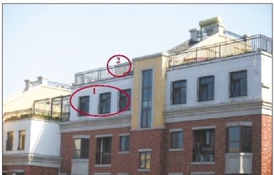中海城香克林小區(qū),楊智家的樓頂上加蓋了兩層違建。其中北側露臺建成了一層灰白色的房屋(①)。在該違建頂部的東側,又加蓋了一層面積較小的房屋(②)。新京報記者 韓萌 攝