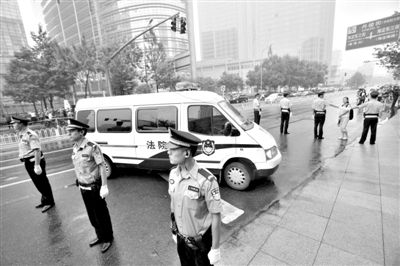 　　昨日早上,押解李某某的車隊開進法院。當(dāng)日,李某某等5人涉嫌強奸案在海淀法院不公開審理。本版攝影/新京報記者 王貴彬