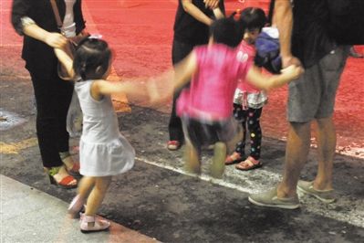 2012年8月1日晚，北京兒童醫(yī)院，三個(gè)來自廊坊的小女孩在玩耍，她們都被幼兒園老板性侵害。本版攝影/新京報(bào)記者 尹亞飛