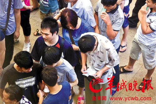 挎腰包的“黃?！狈职l(fā)一輪“任務”后，自己也開始整理“炒號”簽條