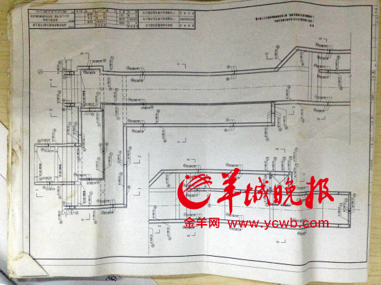 舉報人洪先生稱，里面標(biāo)注“100”（圖紙默認(rèn)單位為毫米）的地方，均按照13厘米的鋼筋間距施工