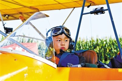 8月31日，5歲半“裸跑弟”從河北固安駕駛飛機(jī)飛越北京野生動(dòng)物園。圖/CFP